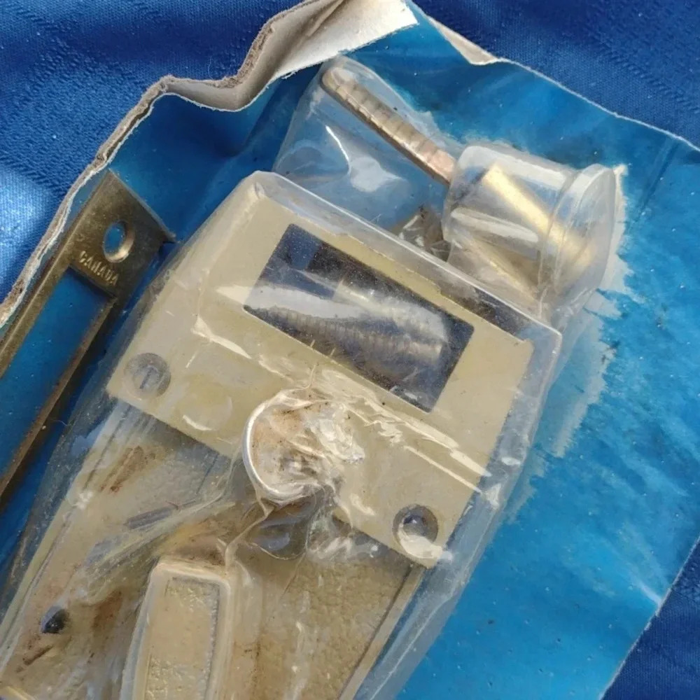 Deadbolt lock - Picture 2 of 2